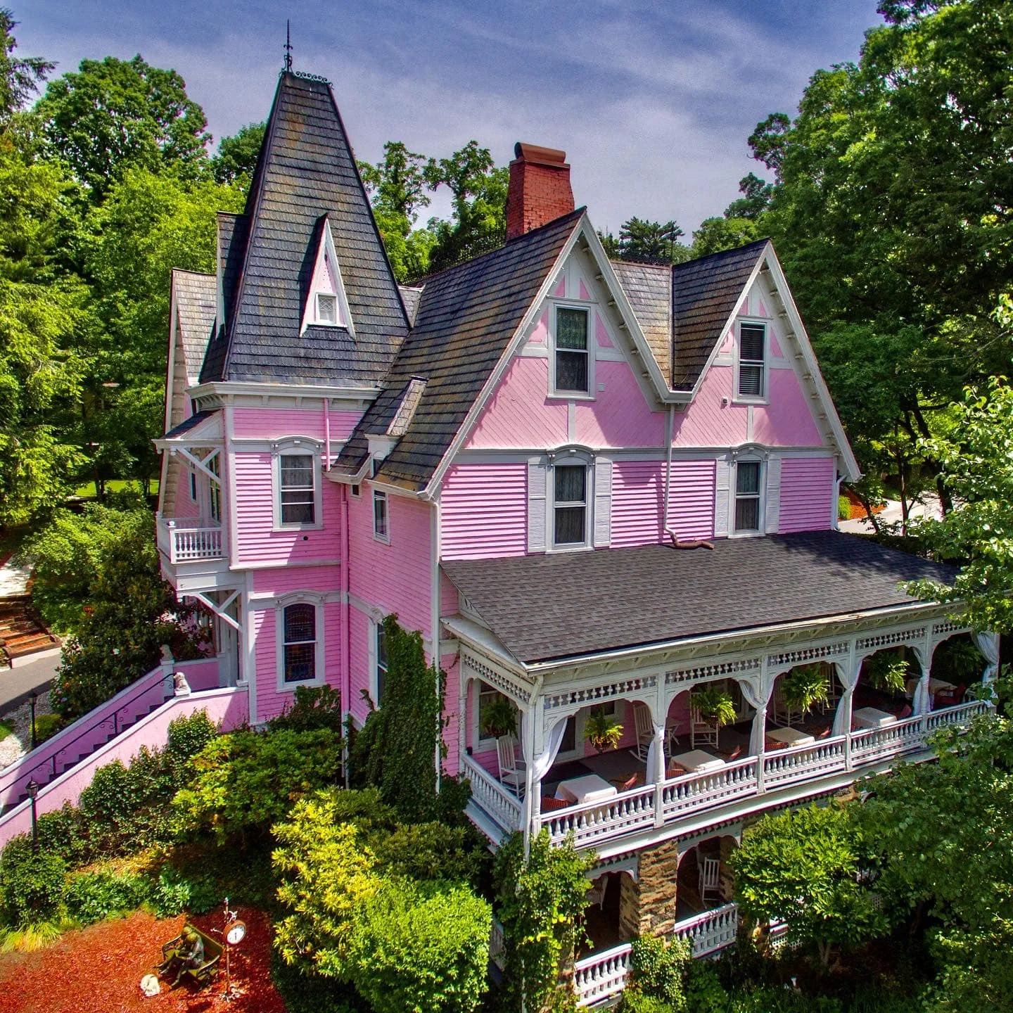 Aerial view of Cedar Crest Inn and its three acres of grounds