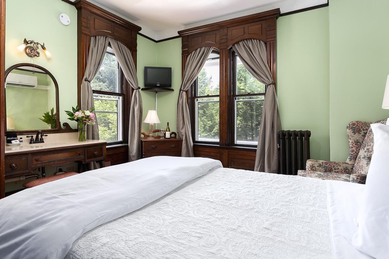 Romeo and Juliet room at Cedar Crest Inn